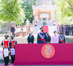 Sus Majestades los Reyes ocupan su lugar para presidir el desfile