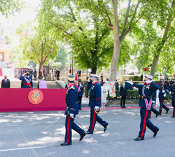 Sus Majestades los Reyes al paso de la Compañía de Honores de la Guardia Real