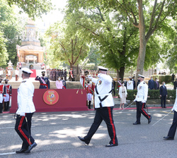 Sus Majestades los Reyes al paso de la compañía de la Agrupación de Infantería de Marina de Madrid