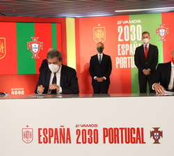 Los presidentes de las Federaciones de Fútbol Portuguesa y Española en el momento de la firma de la candidatura 