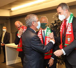 Su Majestad el Rey recibe el saludo del seleccionador de Portugal