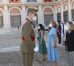 Su Majestad el Rey recibe el saludo de la delegada del Gobierno en la Comunidad de Madrid, la alcaldesa de Aranjuez y la subsecretaria de Defensa
