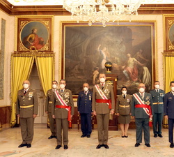 Fotografía de grupo de Su Majestad el Rey con los participantes en la reunión