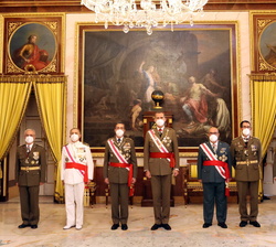 Fotografía de grupo de Su Majestad el Rey con los participantes en la reunión