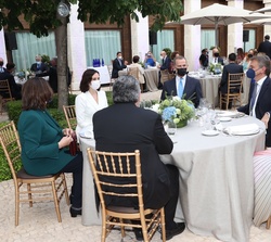 Su Majestad el Rey en la mesa presidencial acompañado por la presidenta de la Comunidad de Madrid, ministro de Cultura y Deporte, la secretaria genera