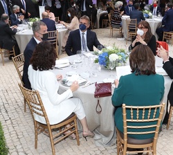 Su Majestad el Rey en la mesa presidencial acompañado por la presidenta de la Comunidad de Madrid, ministro de Cultura y Deporte, la secretaria genera