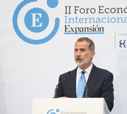 Su Majestad el Rey durante su intervención en el II Foro Económico Internacional EXPANSIÓN