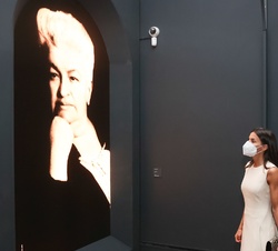 Su Majestad la Reina observa un mural de Emilia Pardo Bazan durante su recorrido por la exposición