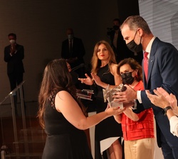 Su Majestad el Rey hace entrega del Premio Cultural y Desarrollo Social a Inger Díaz Leal