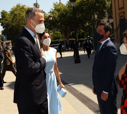 Sus Majestades los Reyes son recibidos por el presidente de la Junta de Andalucía, Juan Manuel Moreno y por la la vicepresidenta primera del Gobierno 