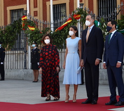 Fotografía de grupo de Sus Majestades los Reyes con el presidente de la Junta de Andalucía, Juan Manuel Moreno y la vicepresidenta primera del Gobiern
