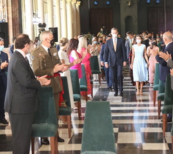 Sus Majestades los Reyes reciben un cariñoso aplauso al entrar en el Salón de Espejos del Palacio de San Telmo