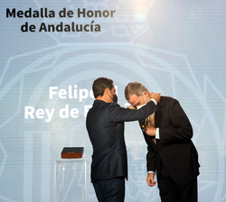 Su Majestad el Rey en presencia de Doña Letizia recibe de manos del presidente de la Junta de Andalucía la primera Medalla de Honor de Andalucía