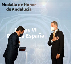 Su Majestad el Rey en presencia de Doña Letizia tras recibir de manos del presidente de la Junta de Andalucía la primera Medalla de Honor de Andalucía