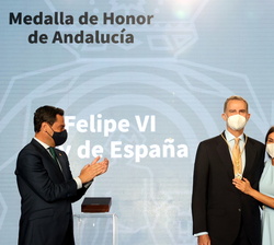 Su Majestad el Rey junto a Su Majestad la Reina tras recibir la Medalla de Honor de Andalucía