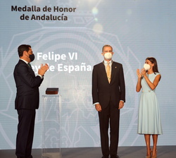 Su Majestad el Rey en presencia de Su Majestad la Reina tras imponerle la insignia de la Medalla de Honor de Andalucía