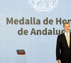 Su Majestad el Rey tras recibir la Medalla de Honor de Andalucía