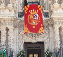 Sus Majestades los Reyes a su salida del Palacio de San Telmo