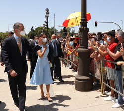 Sus Majestades los Reyes reciben un caluroso aplauso a su salida del Palacio de San Telmo