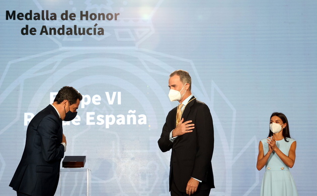 Su Majestad el Rey en presencia de Doña Letizia tras recibir de manos del presidente de la Junta de Andalucía la primera Medalla de Honor de Andalucía