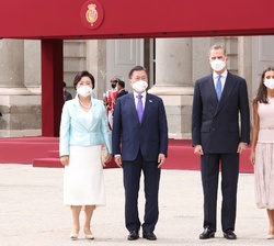 Sus Majestades los Reyes, acompañados por Sus Excelencias Moon Jae-in, presidente de la República de Corea y señora Kim Jung-sook