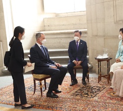 Encuentro de Sus Majestades los Reyes con Sus Excelencias el presidente de la República de Corea y señora Kim Jung-sook