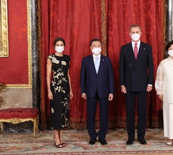 Sus Majestades los Reyes y Sus Excelencias Moon Jae-in, presidente de la República de Corea y señora Kim Jung-sook