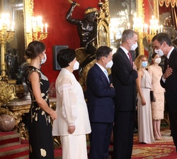 Sus Majestades los Reyes y Sus Excelencias Moon Jae-in, presidente de la República de Corea y señora Kim Jung-sook durante el saludo del presidente de