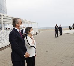 Don Felipe es saludado por Teresa Cunillera es delegada del Gobierno de España en Cataluña, en presencia de Javier Faus, presidente del Cercle d'E