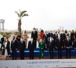 Fotografía de Grupo de las autoridades presentes e invitados junto a Su Majestad el Rey y Su Excelencia el Presidente de la República de Corea