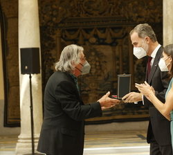 Su Majestad el Rey hace entrega del galardón a Jaume Mateu