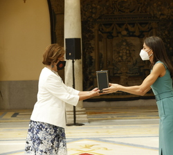 Doña Letizia hace entrega de la Medalla de Oro al Mérito de las Bellas Artes Araceli Pereda
