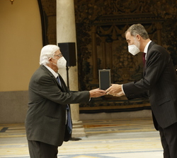Doña Letizia hace entrega de la Medalla de Oro al Mérito de las Bellas Artes a Carlos Pérez Siquier