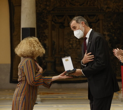 Don Felipe hace entrega de la medalla de oro al mérito de las Bellas Artes a Camilo Sesto a título póstumo, recoge el galardón Mónica Sevil