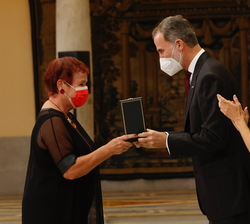 Su Majestad el Rey hace entrega del galardón a María Ángeles Querol