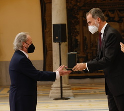 Don Felipe hace entrega de la Medalla de Oro al Mérito de las Bellas Artes a Victor Monge, Serranito