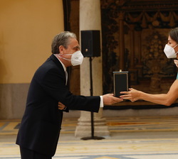 Su Majestad la Reina hace entrega de la Medalla de Oro al Mérito de las Bellas Artes a la Peña el Taranto, recoge el galardón su presidente, Rafael Mo