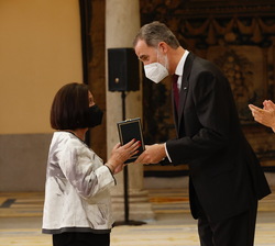 Don Felipe hace entrega de la Medalla de Oro al Mérito de las Bellas Artes a Pilar Palazón, recoge el galardón su ahijada, Guadalupe Araque