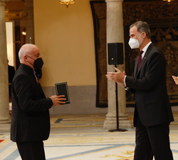 Su Majestad el Rey hace entrega de la Medalla de Oro al Mérito de las Bellas Artes a Pedro Salmerón