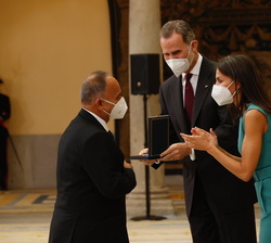 Don Felipe hace entrega de la Medalla de Oro al Mérito de las Bellas Artes a Manuel Moreno, El Pele