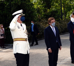 Su Majestad la Reina es recibida por el comisario general de la Policía Municipal de Madrid, Teodoro Pérez, en presencia del ministro del Interior, Fe