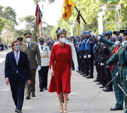 Su Majestad la Reina pasa revista a la formación al paso de una sección de la Guardia Civil