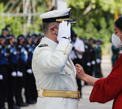 Su Majestad la Reina impone la Medalla de la Policía Municipal al comisario principal, José Luis Morcillo
