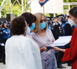 Su Majestad la Reina entrega la metopa conmemorativa a la primera promoción de mujeres del Cuerpo de Policía Municipal a Mercedes Payo, Bonifacia Bláz