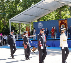 Su Majestad la Reina durante el desfile al paso de la comisaria que mandaba la Formación