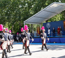 Su Majestad la Reina durante el desfile al paso de una sección de policías con uniformes de gala