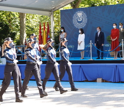 Su Majestad la Reina durante el desfile al paso de una sección femenina de Policía Municipal