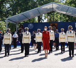 Fotografía de grupo de Su Majestad la Reina con mujeres policías, con motivo del 50 aniversario de la incorporación de la mujer a este cuerpo municipa