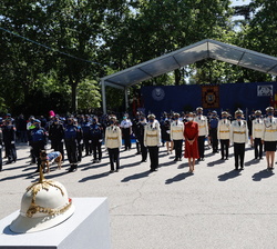 Fotografía de grupo de Su Majestad la Reina con mujeres policías, con motivo del 50 aniversario de la incorporación de la mujer a este cuerpo municipa