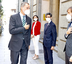 Su Majestad el Rey recibe el saludo del director del diario El País, Javier Moreno